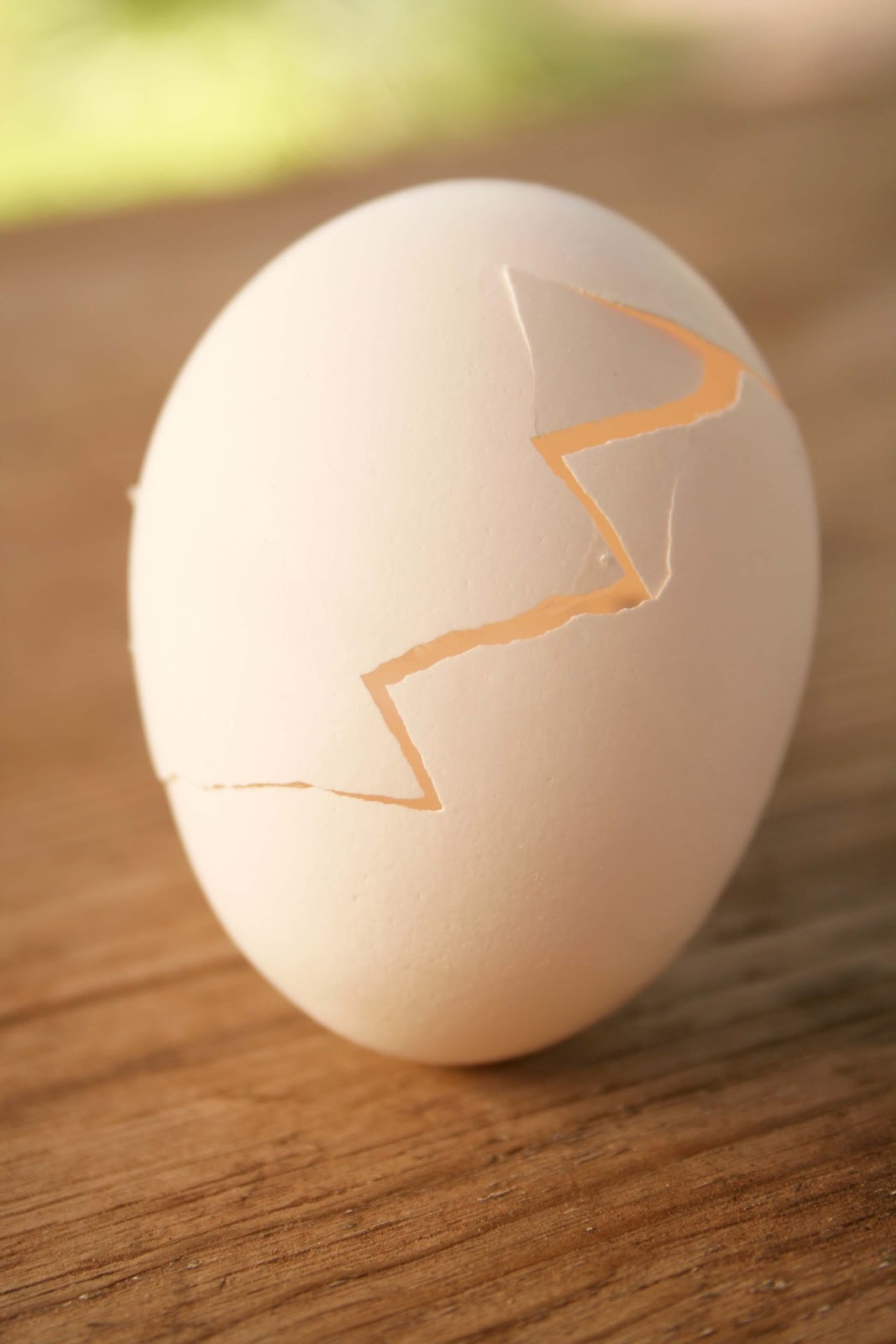 Яйцо трещина. Треснутое яйцо. Яйцо с трещиной. Яйцо лопнуло.